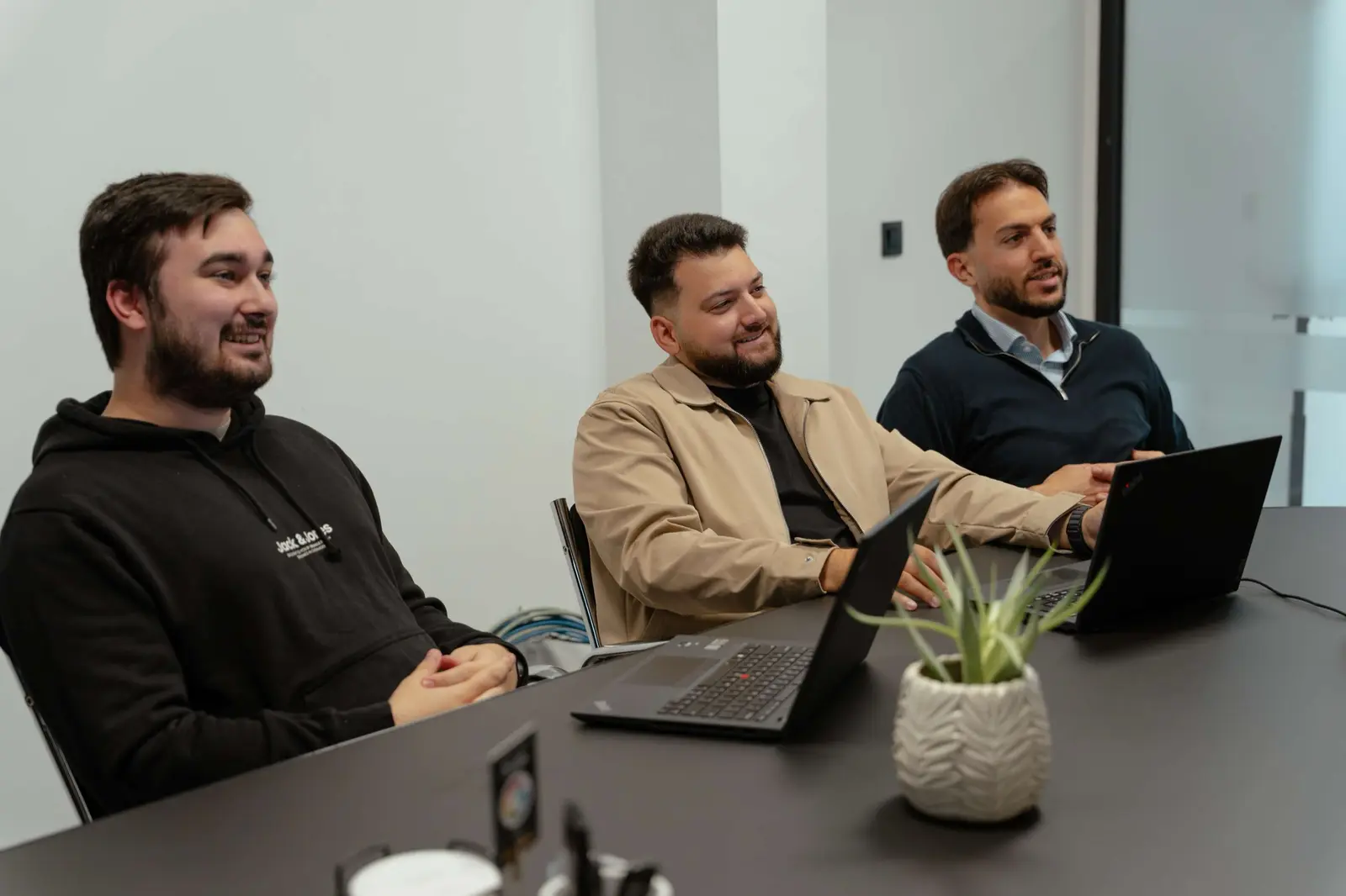 Drie MINIMA-collega's in overleg aan de vergadertafel