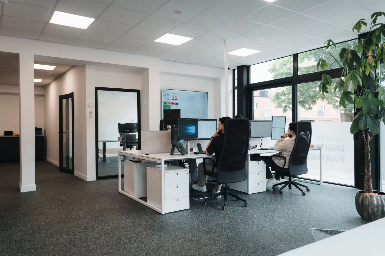 Het MINIMA-team aan het werk in het kantoor in Heusden-Zolder