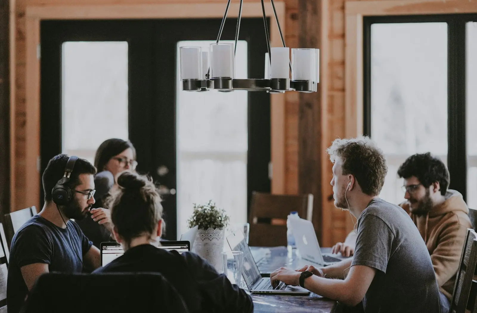 Collega's van het beheer- en developmentteam aan het werk